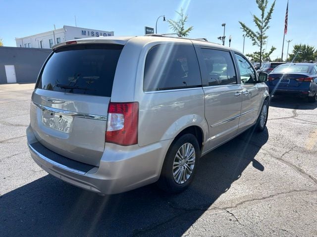 2014 Chrysler Town & Country Touring-L