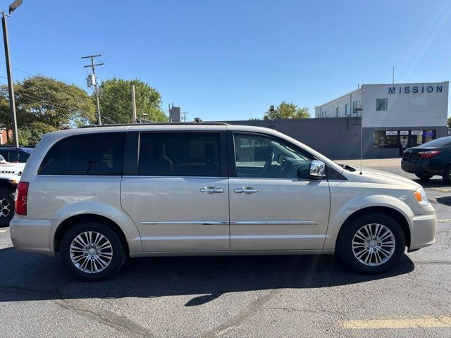 2014 Chrysler Town & Country Touring-L